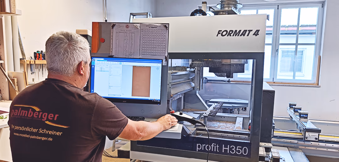 Schreiner Palmberger am Computer, Planung Innentüre